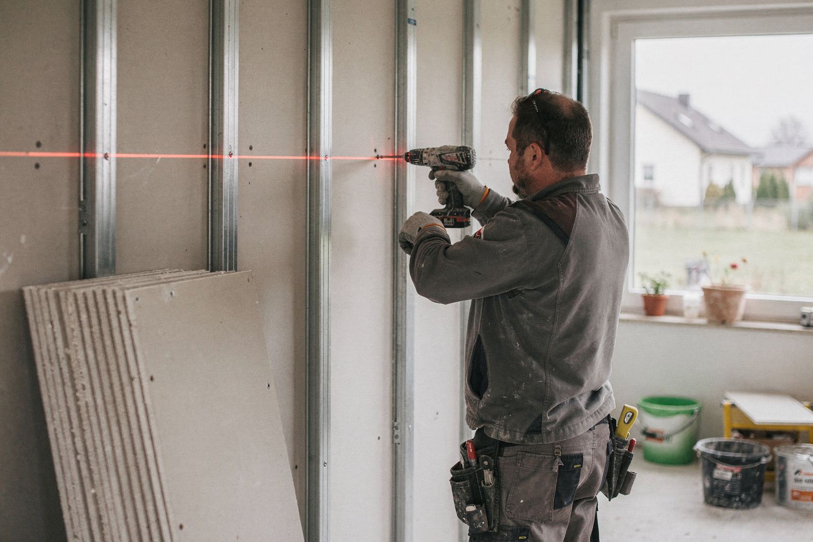 Trockenbauwand wird mit Gipskarton beplankt