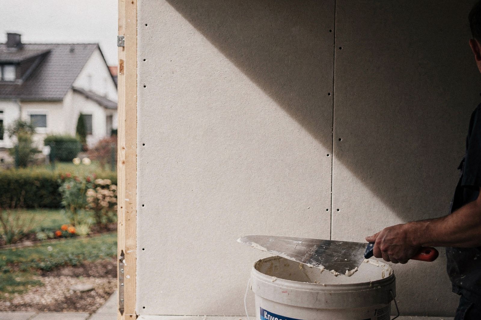 Ständerwerk aus Metallprofilen mit Dämmstoff, eine Seite mit Gipsplatten beplankt