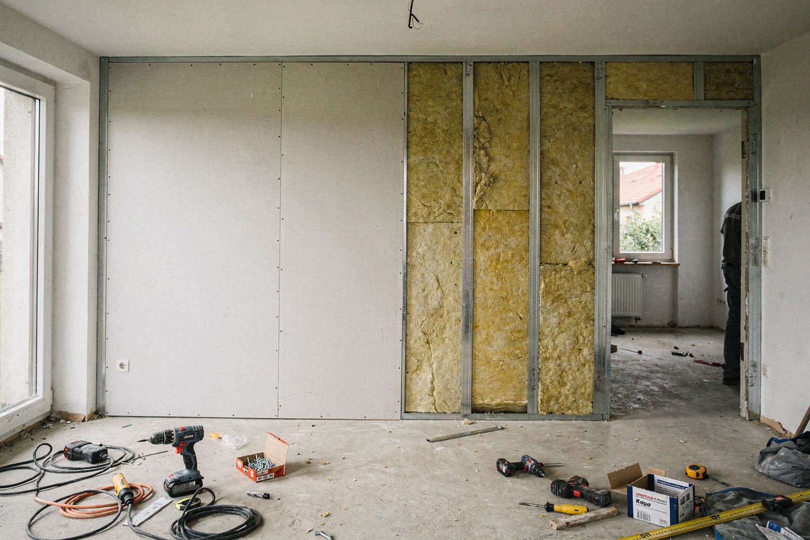 Neu gestellte Ständerwand aus Metallprofilen mit Gipsplatten in einem Wohnraum