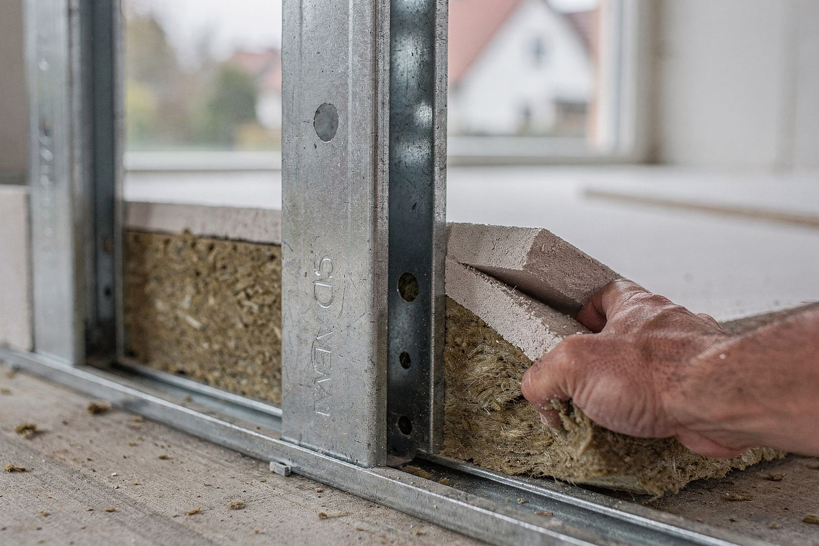 Ständerwand aus CW- und UW-Profilen, eine Seite mit Gipsplatten beplankt, Dämmstoff im Hohlraum
